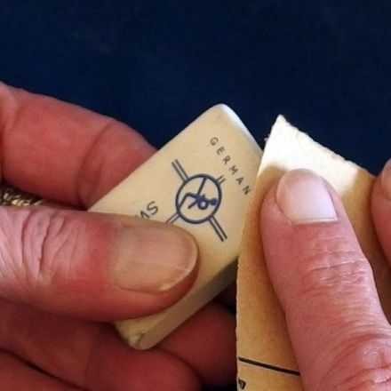 Glatte Radiergummis auffrischen mit Sandpapier