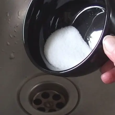 Abfluss reinigen mit Speisesalz und kochendem Wasser