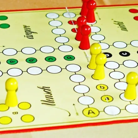 Mensch ärgere dich nicht Spiel: fehlende Spielsteine ersetzen