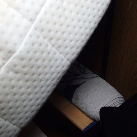 Bettteil erhöhen mit Handtuchrolle unter der Matratze