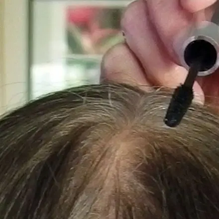 Soforthilfe für grauen Haaransatz: Wimpernfarbe