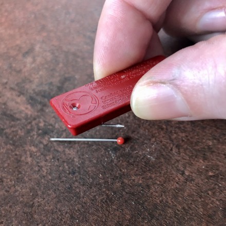 Stecknadeln und Nadeln mit Magneten von Flächen aufheben