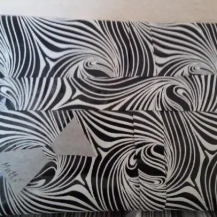 Geschenke in Tapetenreste einpacken