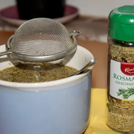 Haarspülung: Rosmarintee lässt dunkle Haare strahlen