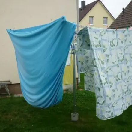 Spannbettlaken auf Wäschespinne trocknen lassen