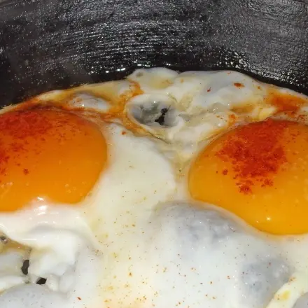Gusseisenpfannen fast wie beschichtete Pfannen benutzen