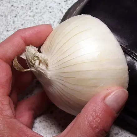 Lackschuhe pflegen mit einer halbierten Zwiebel