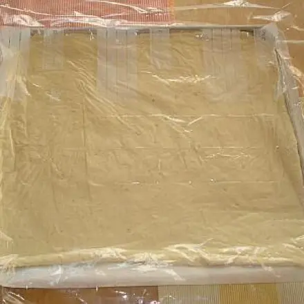 Weichen Blechkuchen-Teig ausrollen