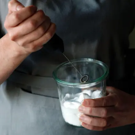 Eiweiß steif schlagen mit Milchaufschäumer