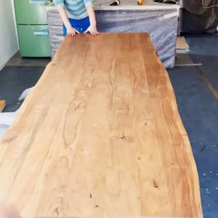 Wasserflecken auf polierten Holzoberflächen entfernen