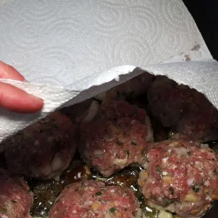 Sauberer Herd beim Braten mit Küchenkrepp