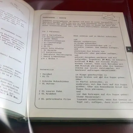 Kochbuch vor Flecken schützen mit einem Plastikbeutel