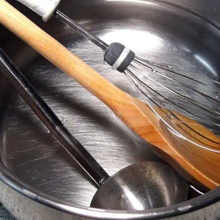 Sauberes Kochwerkzeug: Löffeltopf mit lauwarmem Wasser