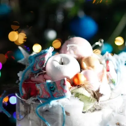 Äpfel für Herbstgestecke haltbarer machen: mit Wachs überziehen