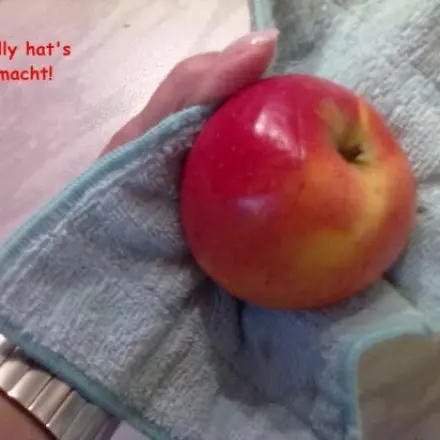 Wachsschicht auf Äpfeln mit Microfasertuch entfernen