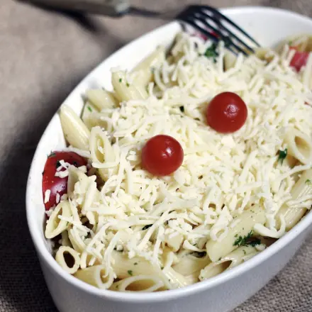 Kalorien sparen beim Auflauf: Streukäse vorher rationieren