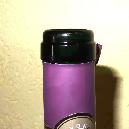 Weinflasche ohne Korkenzieher öffnen