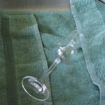 Empfindliche Gläser sicher per Hand spülen - Frotteetuch in die Spüle