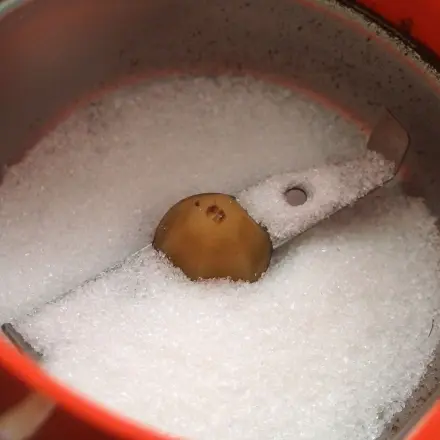 Puderzucker selbst herstellen: in Kaffeemühle mit Schlagwerk