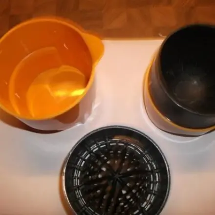 Feste Orangen per Hand leichter auspressen