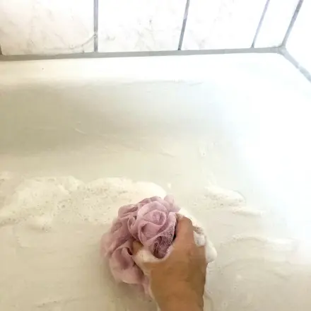 Duschtasse oder Wanne putzen: mit Duschpouf / Scrubbie