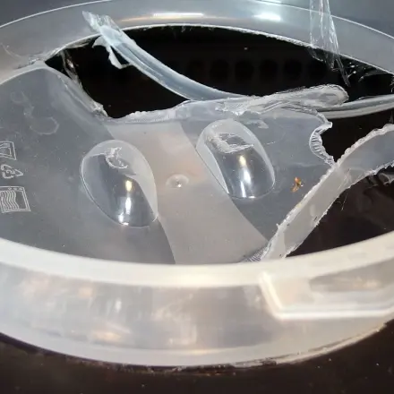 Geschmolzenes Plastik auf Glaskeramikfeld