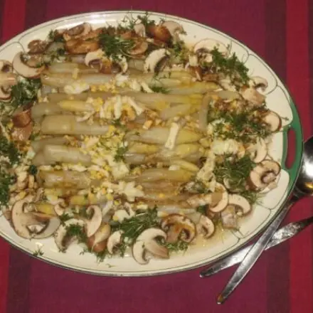 Champignon-Spargel-Salat mit Kresse und Ei