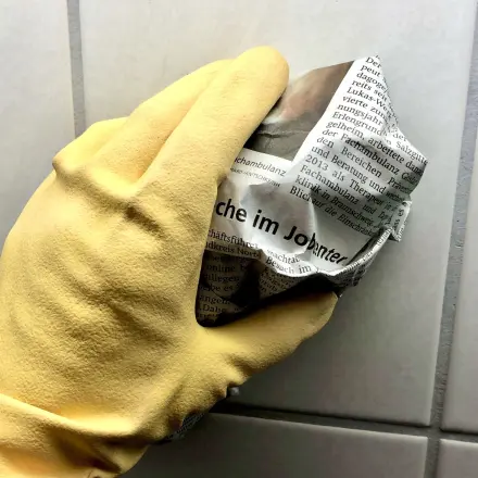 Fliesenspiegel in der Küche reinigen