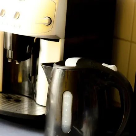 Entkalken von Wasserkocher mit Entkalkungswasser