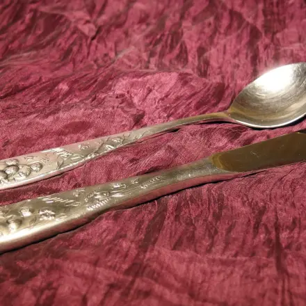 Bevor sauberes Silberbesteck wieder verstaut wird: leicht einölen