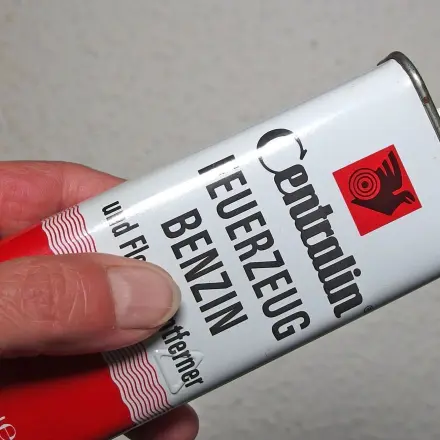 Klebereste von der Haut entfernen: mit Feuerzeugbenzin