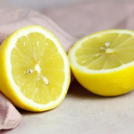 Zitronenhälften nicht wegwerfen: Hände damit reinigen & pflegen