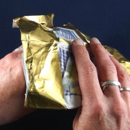 Handpflege: mit Butter von Verpackungsfolie