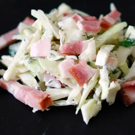 Warmer Krautsalat mit Speckwürfeln