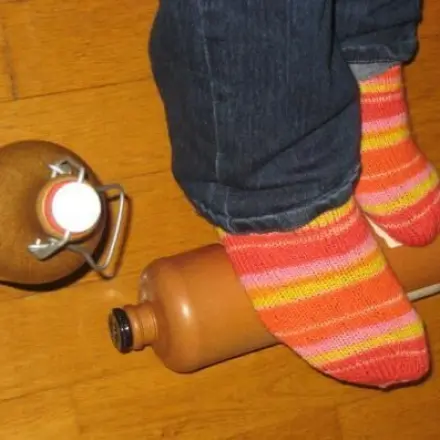 Füße wärmen mit Stein- oder Tonflasche