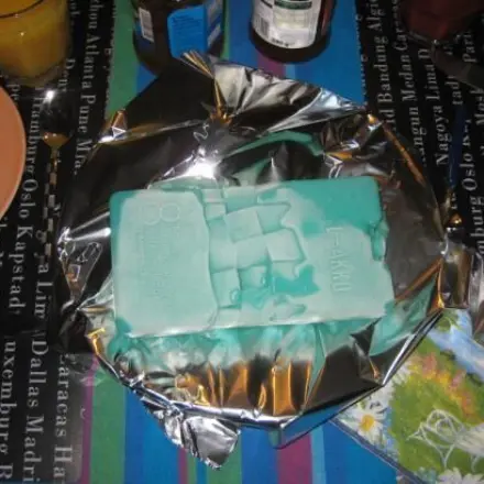 Wurst- und Käseplatte auf dem Tisch frisch halten