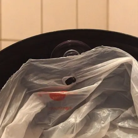 Kleine Müllbeutel im Mülleimer verrutschen nicht