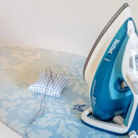 Beim Bügeln: kleine Näharbeiten erledigen