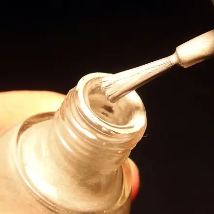 Gegen fettige / verfärbte Fugen in der Küche: Nagellack auftragen