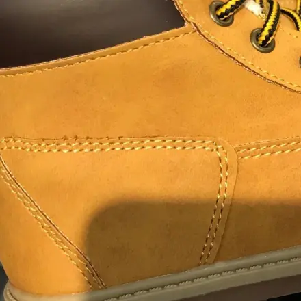 Speckige Flecken an Wildlederschuhen schnell entfernen