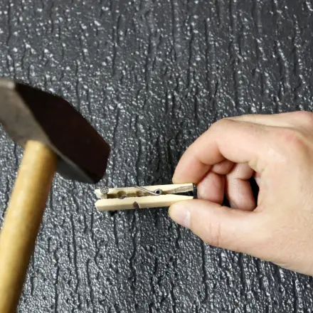 Gefahrlos einen Nagel in die Wand schlagen