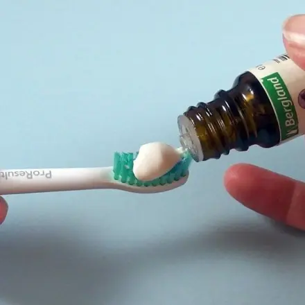 Gelbe Zähne ade - weiße Zähne mit Teebaumöl