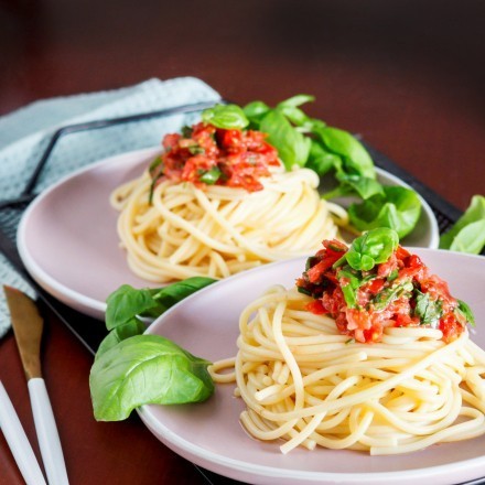 Superleichte Tomaten-Basilikum-Sommerpasta, schnell gemacht!