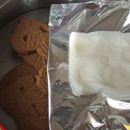 Harte Plätzchen werden wieder weich: Alufolie & feuchtes Küchenkrepp