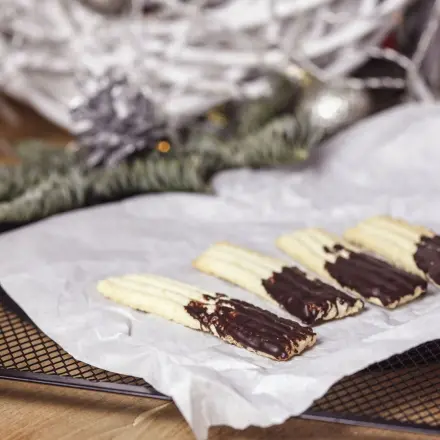 Butterbrotpapier als Unterlage für Schokoglasur