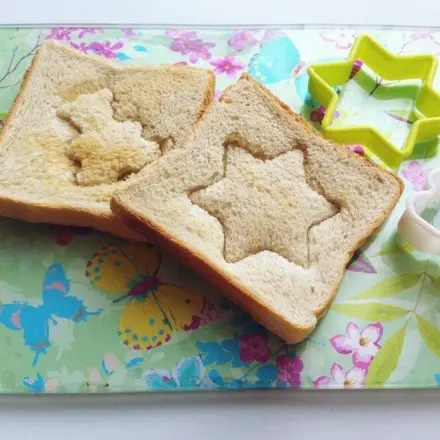 Muster auf Toastscheiben: mit Ausstechform für Plätzchen