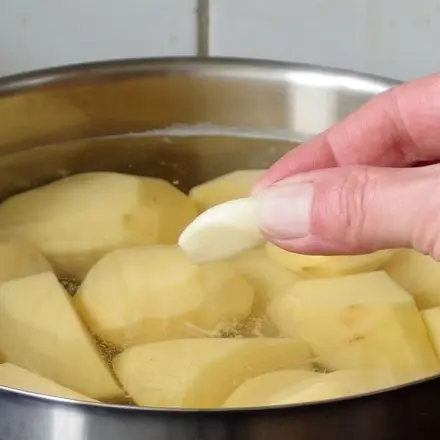 Salzkartoffeln mit Pepp - Knoblauch mitkochen