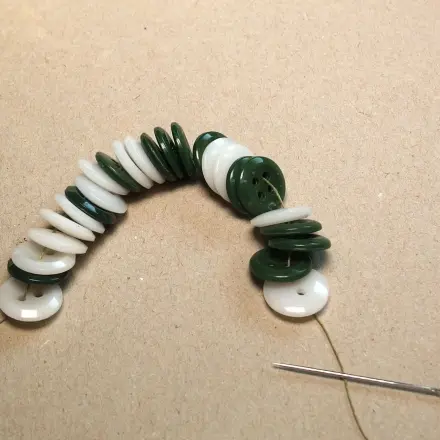 Knöpfe aufreihen - auf Sicherheitsnadel