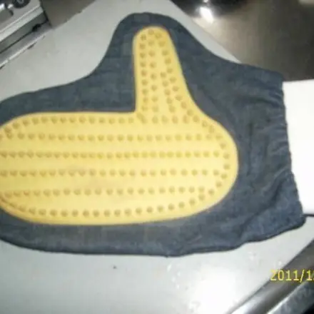 Hundehaare entfernen mit Noppenhandschuh