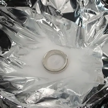 Silberschmuck mit Natron reinigen